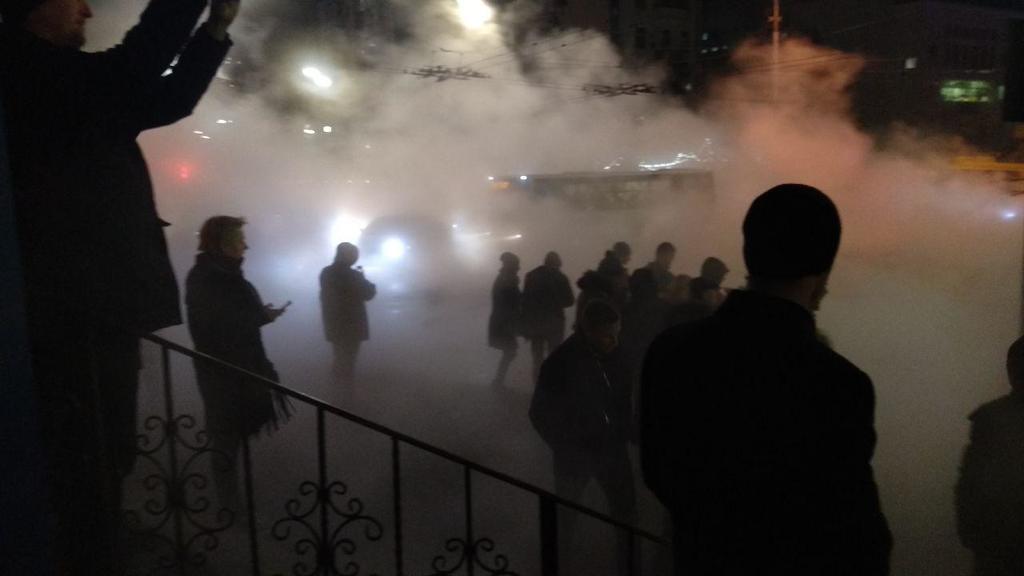 Машина с людьми провалилась в разлом в центре Киева: первые подробности жуткой ЧП
