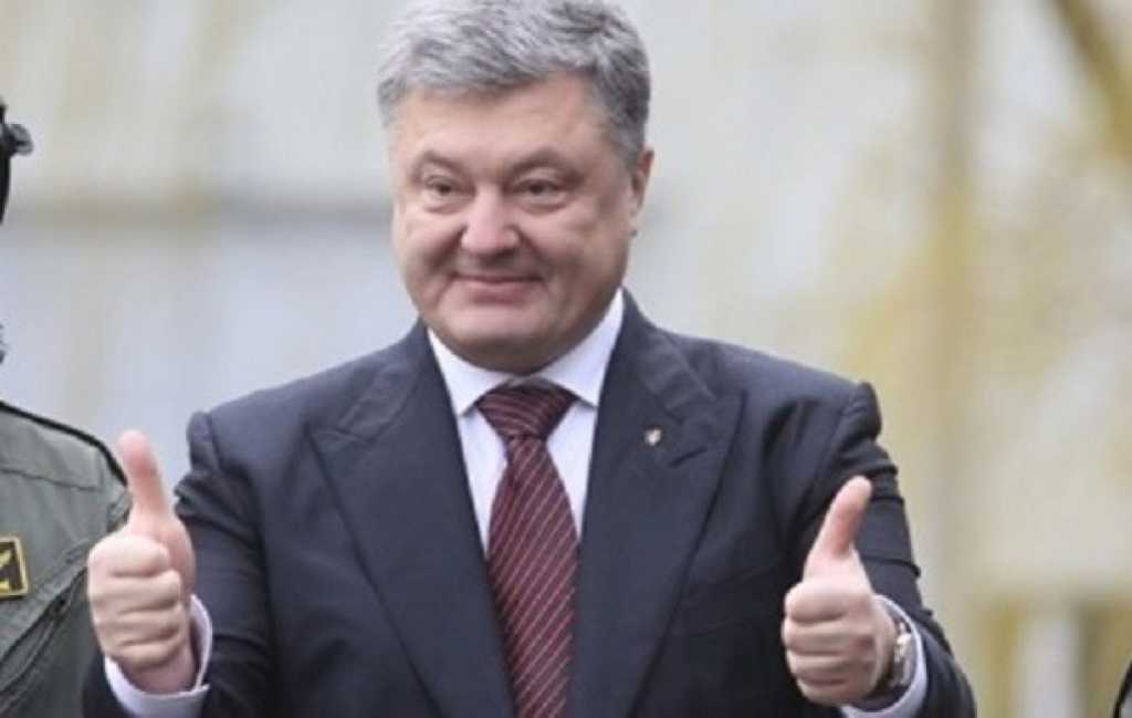 В Украине появились новые скандальные билборды Порошенко: «Руки Прочь от Москвы?»