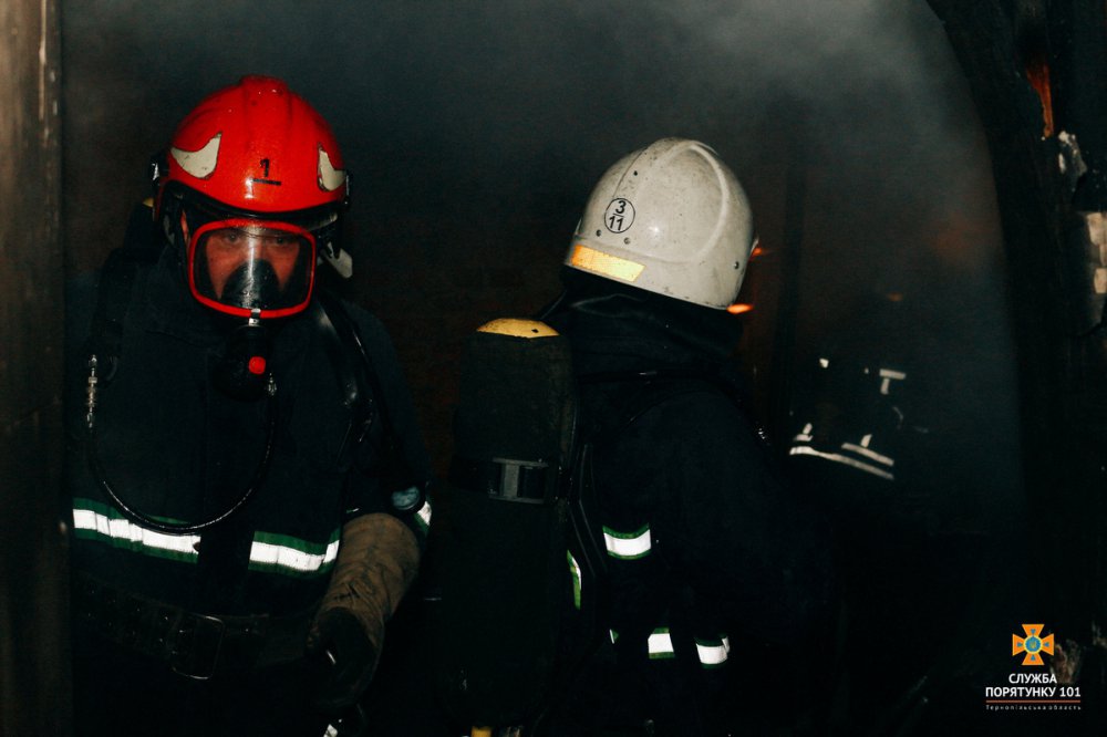 Люди прыгали из окон: В Тернополе в 9-этажке произошел масштабный пожар