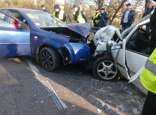 Роковая ДТП на украинской трассе: автомобили на большой скорости столкнулись лоб в лоб