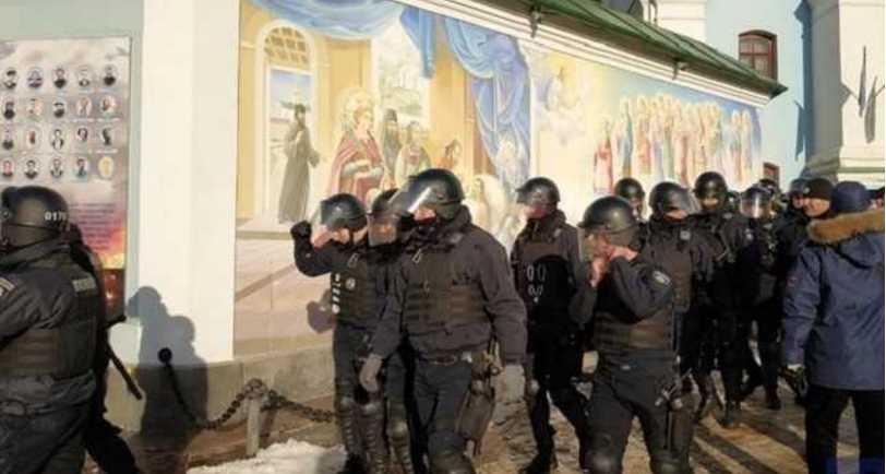 «Третий майдан»: Протестующие пришли «свергать власть» к Михайловскому собору в Киеве