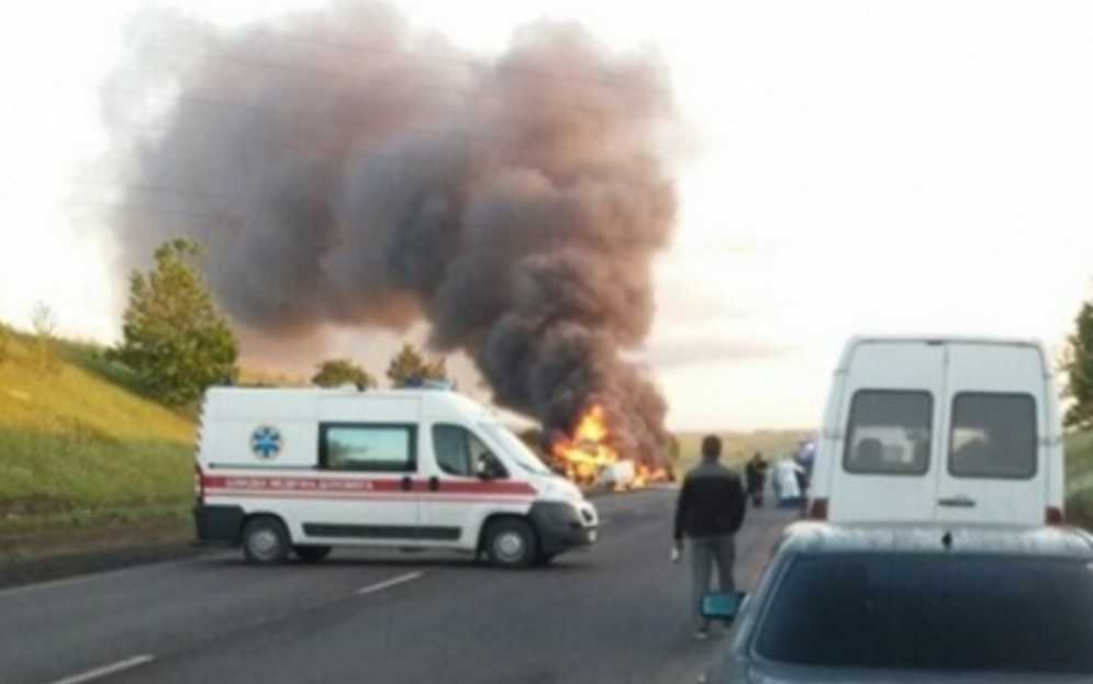 Смертельное ДТП на украинской трассе: произошло ужасное столкновение автомобилей с возгоранием, есть погибшие