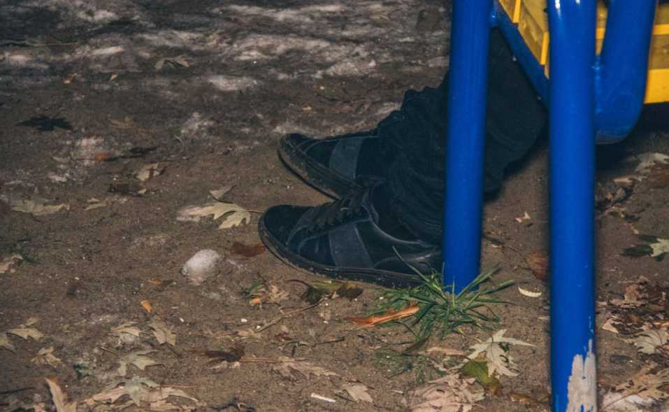 Кровь стынет в жилах: Мертвого мужчину без штанов нашли на детской площадке