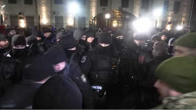 Акция под посольством РФ в Киеве: между протестующими и полицейскими произошли столкновения