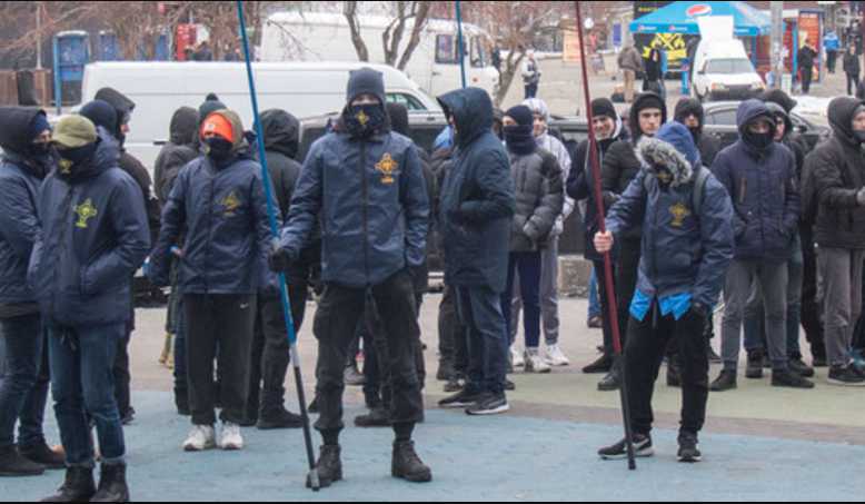 «Чемодан, вокзал, Россия»: Активисты захватили торговый центр в Киеве
