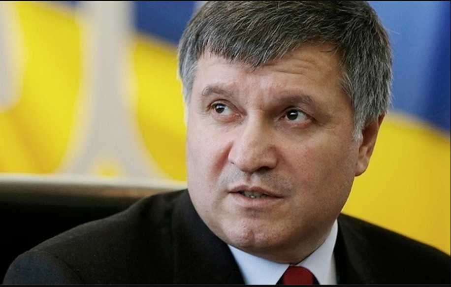 «Идите в отставку вместе»: Авакова «пригласили» в отставку вслед за Луценко