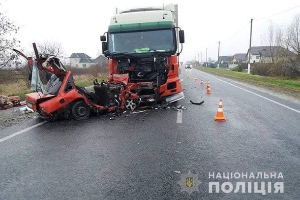Роковая ДТП на украинской трассе: грузовик буквально раздавил легковушку, есть погибшие