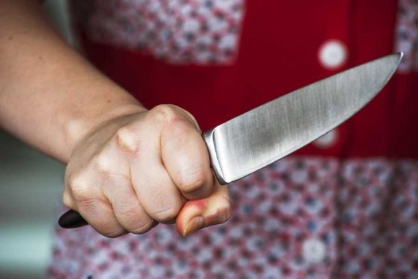 Уже давно враги: мужчина получил ножом от соседки