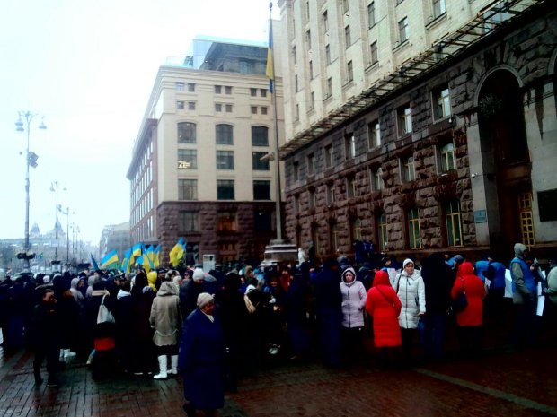 И к Кличку добрались: В Киеве начался бунт, разъяренная толпа требует действий