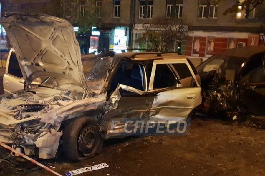 Автомобиль завис над пропастью: в Киеве произошла ужасная тройная ДТП