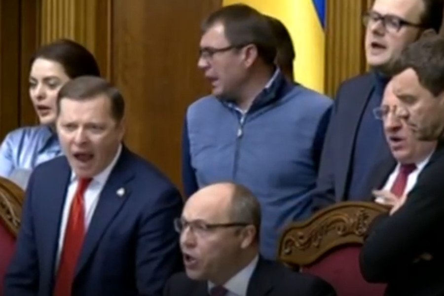 Военное положение в Украине: Заседание Верховной Рады началось со скандала