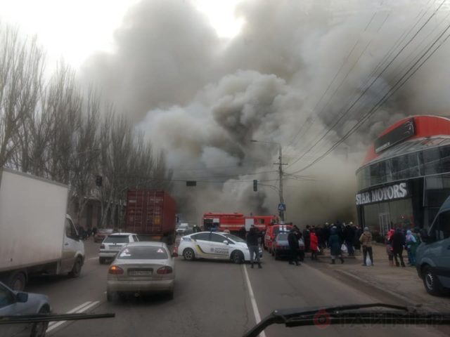 Улица затянута дымом, много спасателей: В Одессе горит сильный пожар, первые поробици