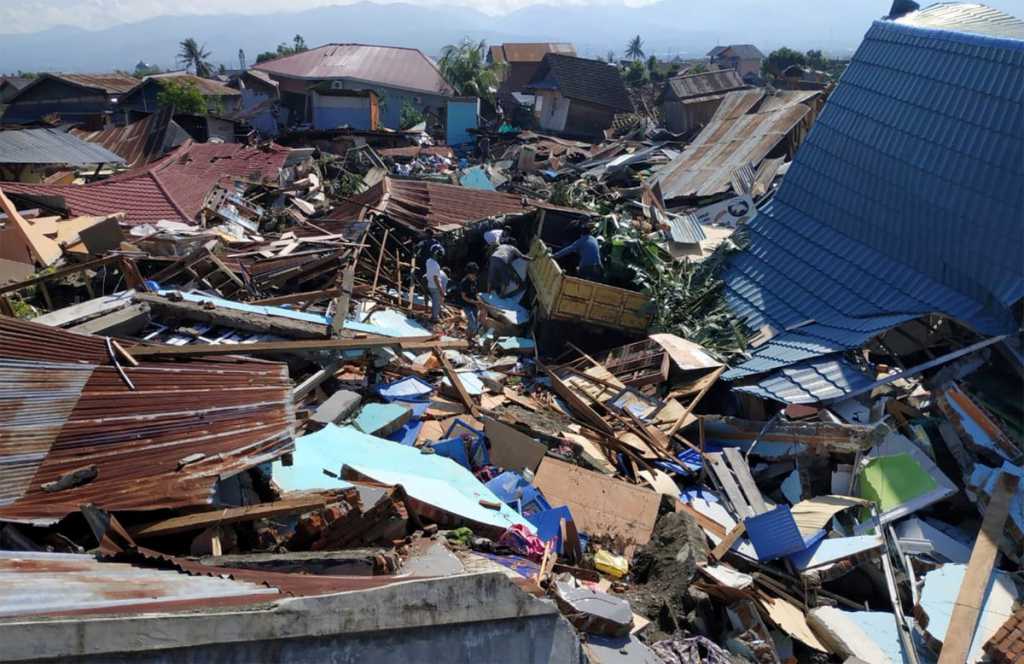 Мощное цунами уничтожило город с людьми: количество жертв растет с каждым часом