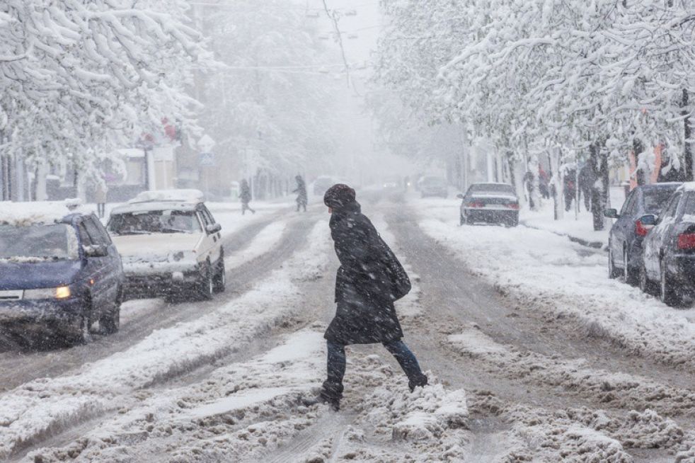 Лучше на улицу не выходить: синоптики рассказали о снеге и метели, что накроют Украину уже завтра