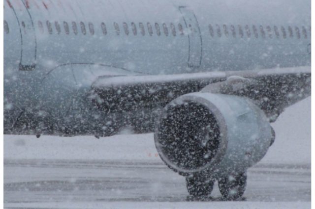 «Качало в разные стороны, пассажиры били тревогу» Самолет с украинцами попал в снежную ловушку
