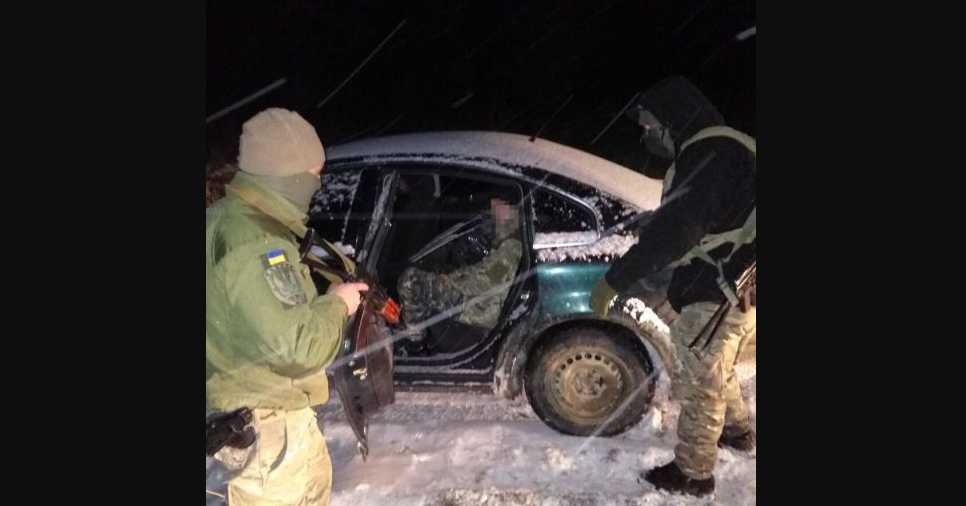 Пытался прорваться: украинские пограничники обстреляли автомобиль на «евробляхах»