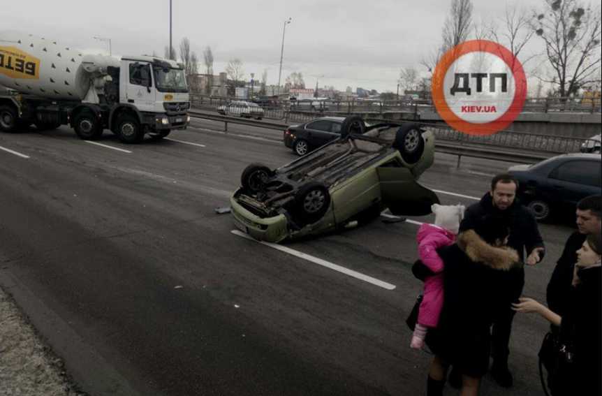 Опасная ДТП на украинском трассе: вся семья попала в аварию, детали