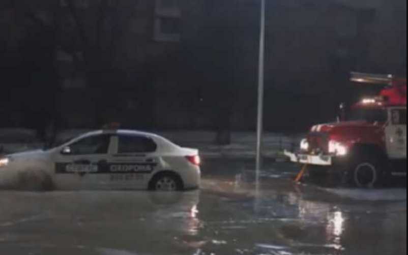 В Киеве затопило Верховную Раду: пожарные авто и машина полиции застряли в грязи