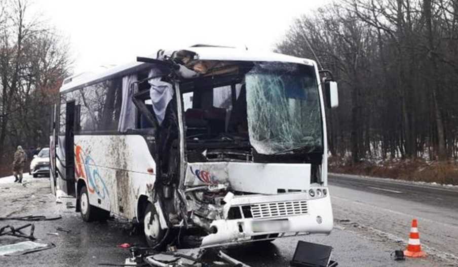 Жуткая ДТП: рейсовый автобус с пассажирами врезался в грузовик, есть пострадавшие