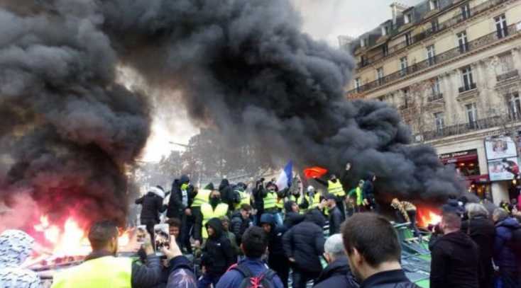 «Долой в отставку! »: На улице столицы вывели бронетехнику: все подробности протестов