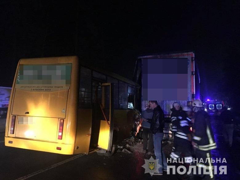 Школьница выжила, человек погиб: сообщили подробности ДТП с маршруткой под Киевом