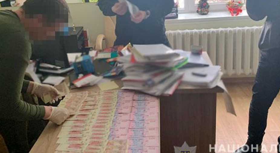 Получил более 700 тысяч гривен: В Луганской области на взятке задержали влиятельного чиновника