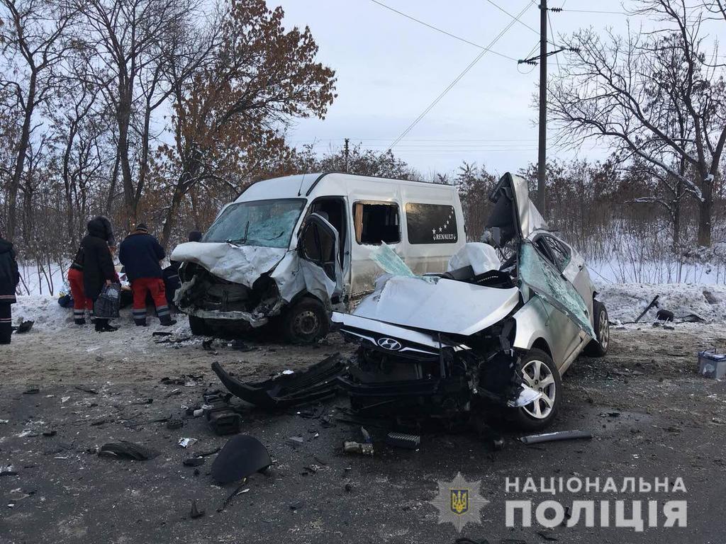 Роковая ДТП под Харьковом: Легковушка на большой скорости протаранил микроавтобус, много погибших