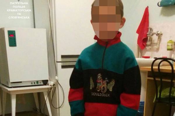 Избила шлангом и выгнала в ночь: в Краматорске мать выгнала из дома 6-летнего сына без верхней одежды