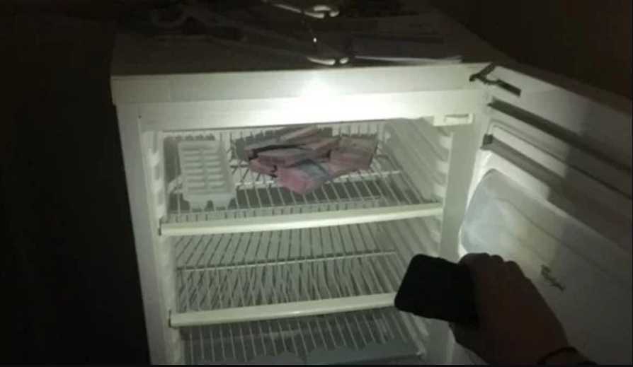Спрятал взятку в холодильнике: одиозного чиновника задержали с поличным