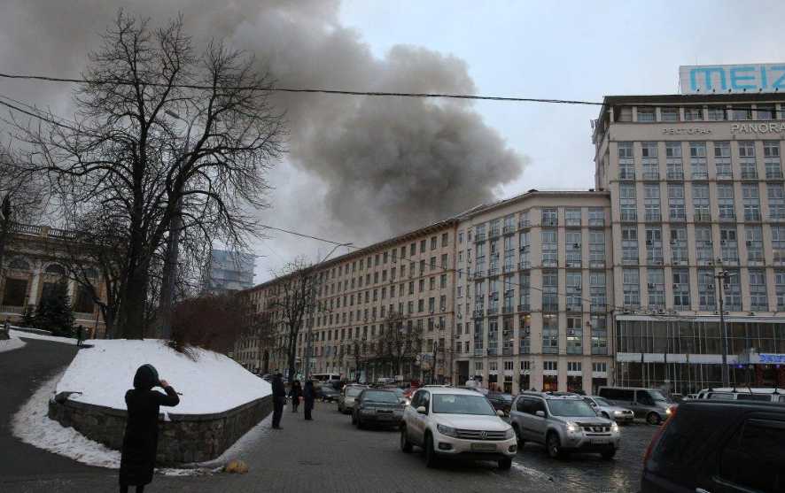 Крещатик в дыму: возле Европейской площади горит 3-этажное здание