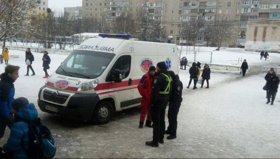 Детей пришлось эвакуировать: в харьковской школе распылили газ