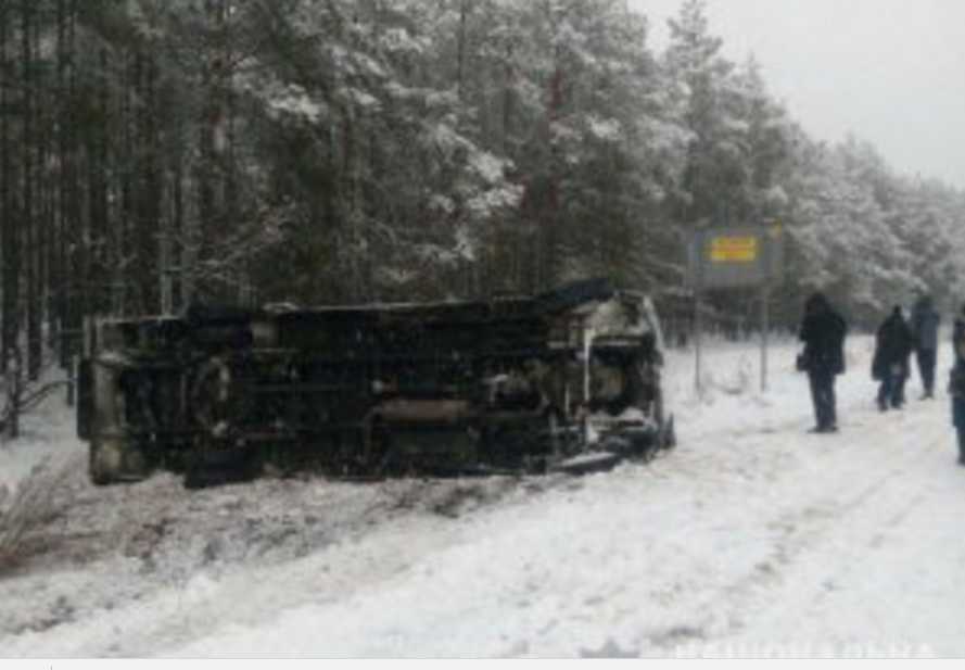 Опасная ДТП на украинской трассе: микроавтобус с пассажирами попал в аварию