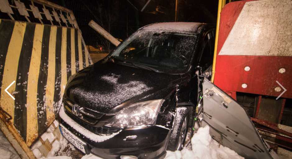 Роковой случай: в Киеве автомобиль Honda влетел в поезд