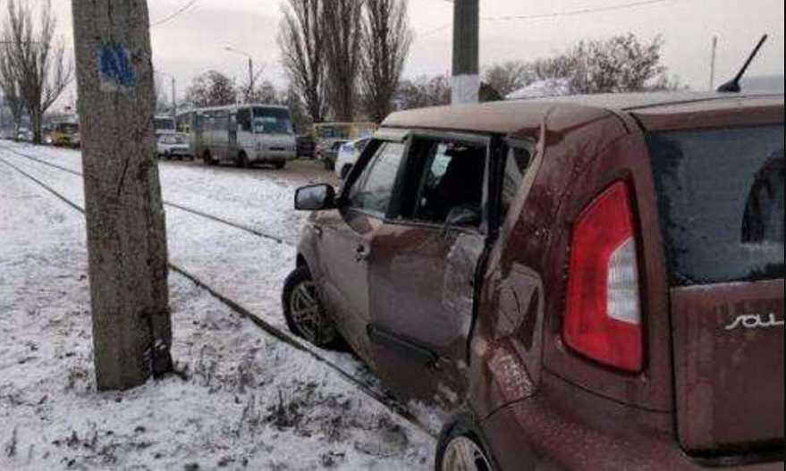 Жуткая ДТП на украинской трассе: ребенок вылетел через окно авто на рельсы