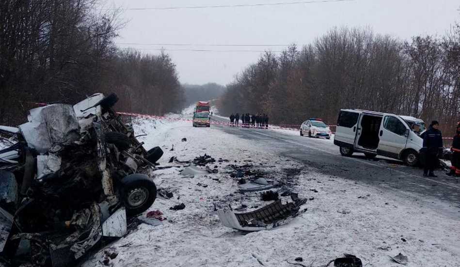Трагическое ДТП на украинской трассе: столкнулись два микроавтобуса, есть жертвы