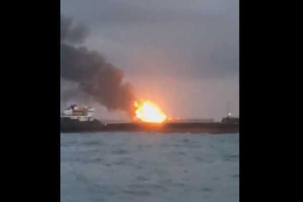Люди прыгают за борт: У Керченского пролива горят два судна, первые подробности