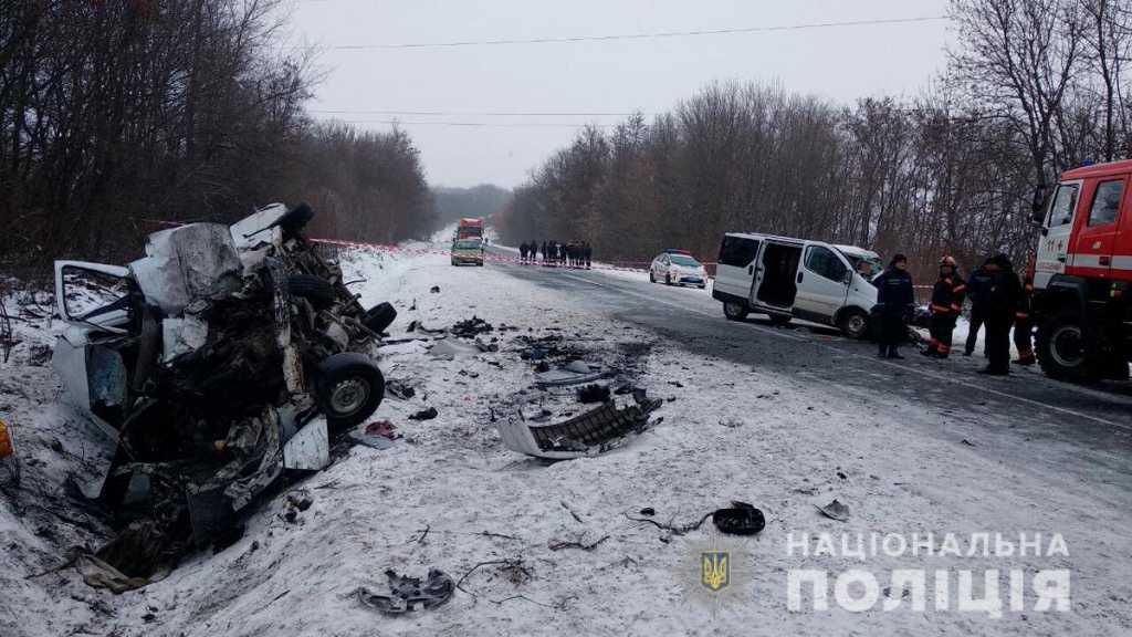 Машины разлетелись на куски: На Буковине на большой скорости столкнулись два микроавтобуса, есть жертвы