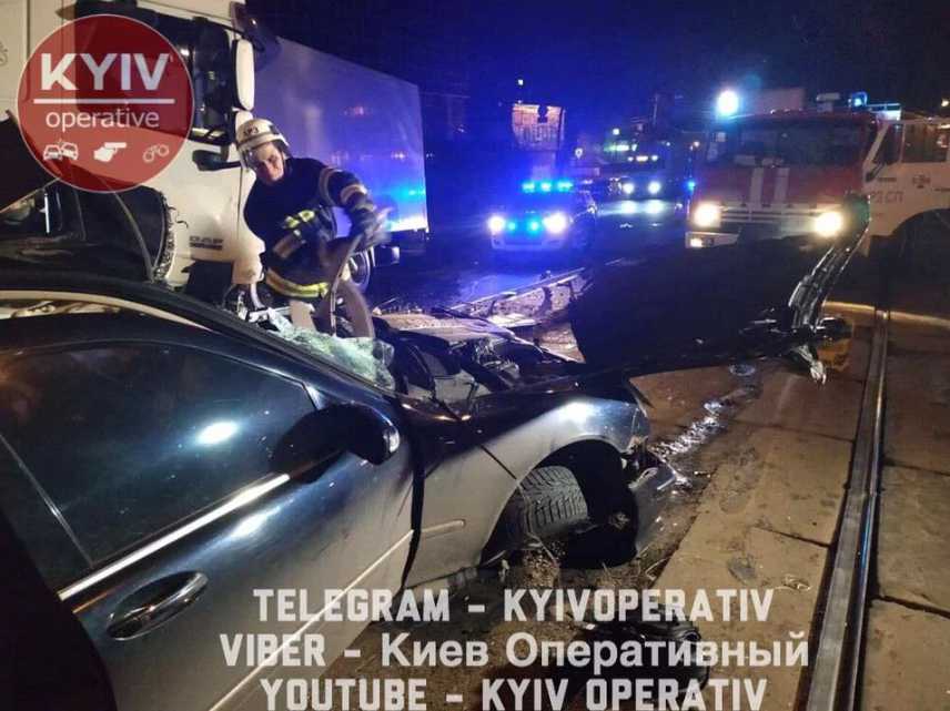 «Удар был такой силы, что кабину развернуло в противоположную сторону»: В Киеве произошло страшное ДТП