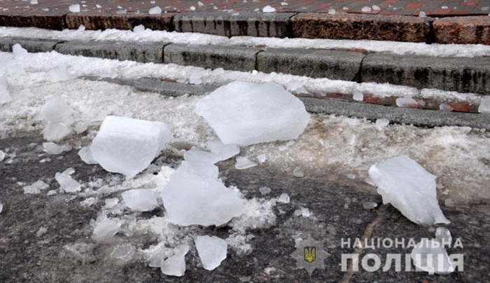 В Харькове ледяная глыба упала с крыши на двух человек: травмированы двое прохожих