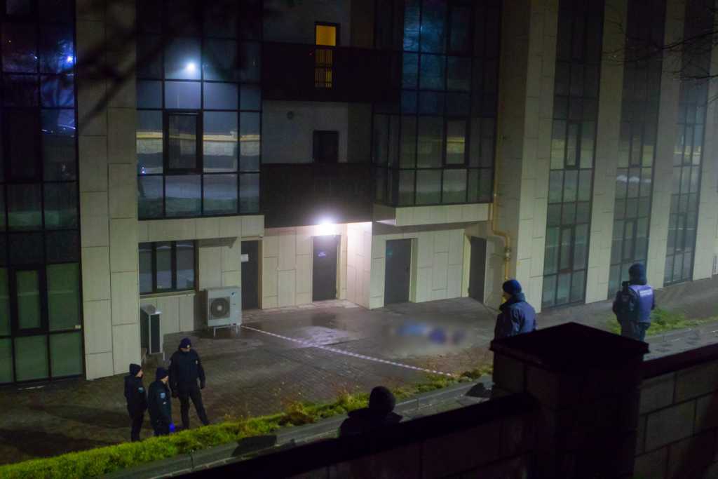 Трагедия в Днепре: Под окнами многоэтажки нашли тело мужчины