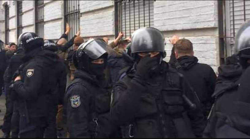 В Киеве штурмовали полицию: трое раненых и около 40 человек задержали