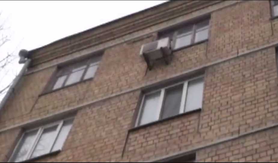 На теле погибшей были обнаружены следы побоев: в Киеве из окна выпала женщина