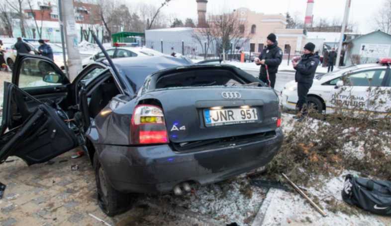 Жуткая ДТП в Киеве: авто вылетело на остановку и протаранил электроопору, погиб человек