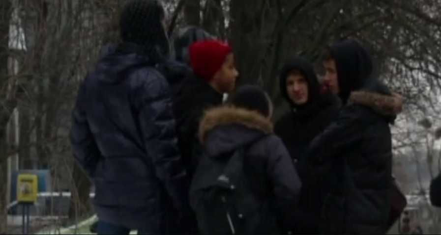 Бил ногами и кулаками: в Киеве известный спортсмен набросился на школьников через снежки
