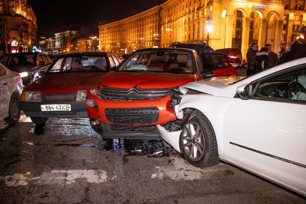 Пытался проскочить на красный свет: Масштабное ДТП в самом центре столицы заблокировало Киев