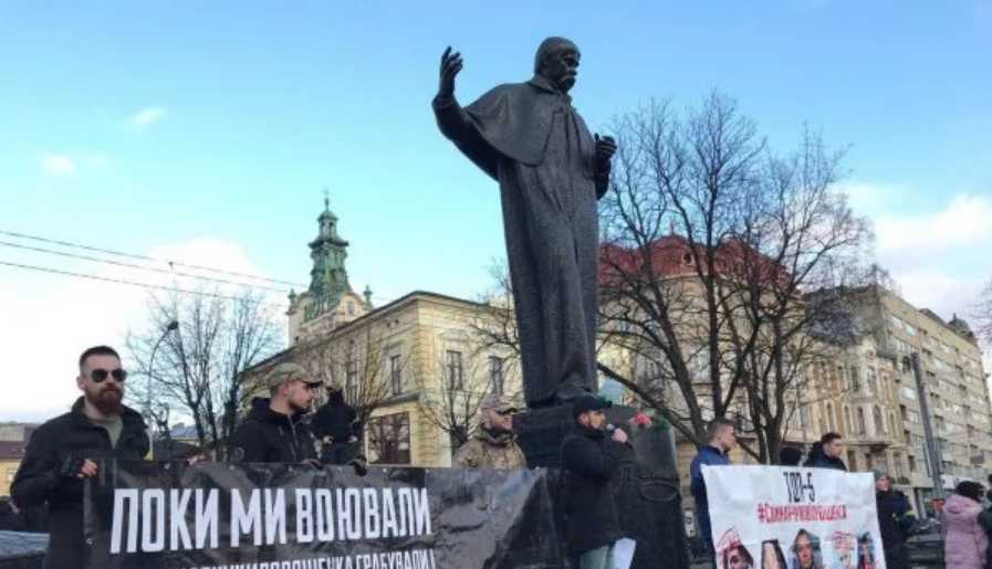 «Две реальности во Львове»: Порошенко шаблонно обещает новое будущее, спрятавшись за стеной полиции от Нацкорпусу