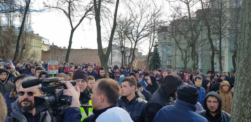 «Титушки напали на активистов, окружили кольцом» Что происходит на Михайловской площади, где выступает Порошенко