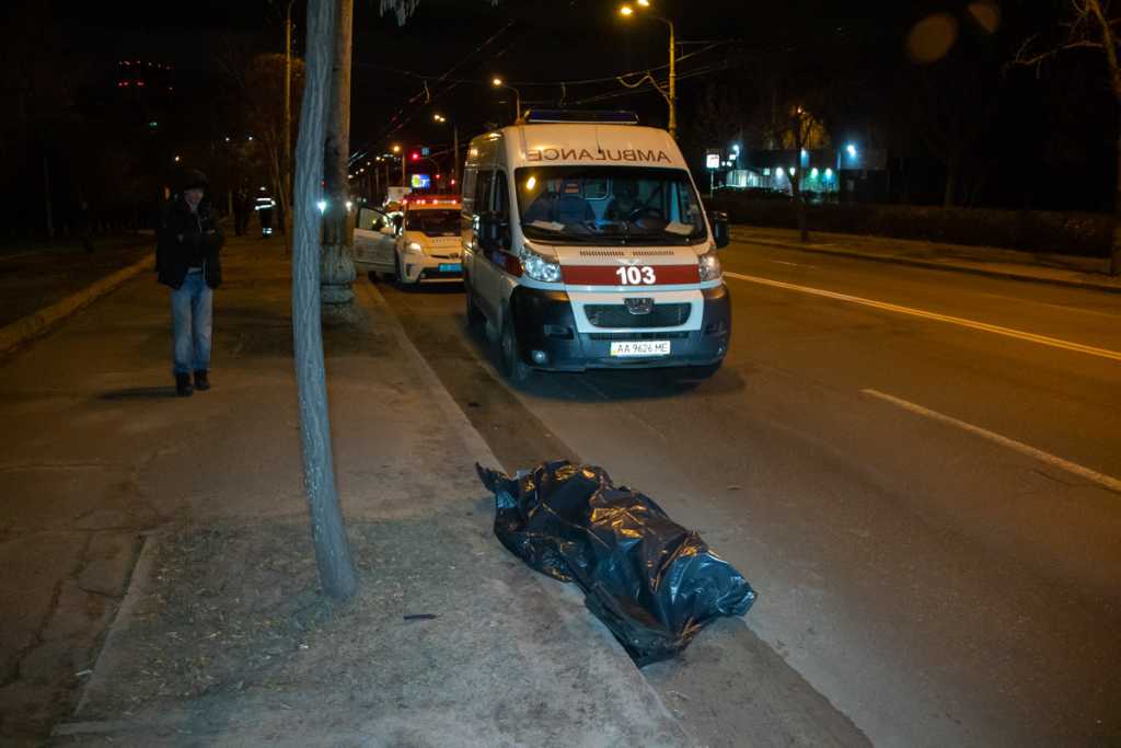 Автомобиль протащил пешехода более ста метров: Смертельное ДТП в столице