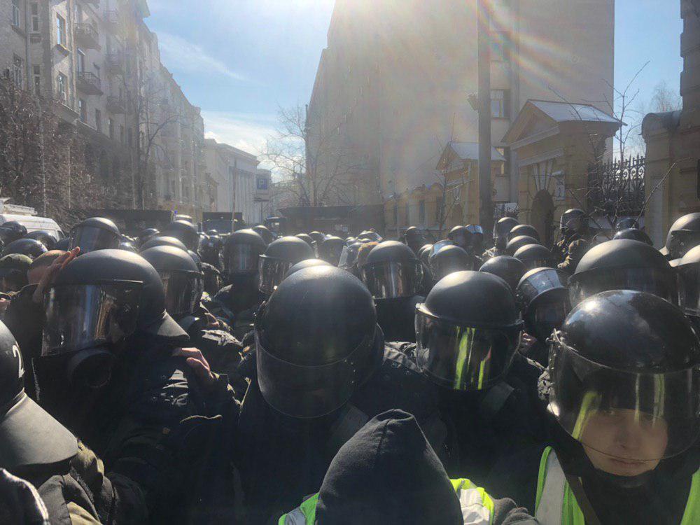 «У тебя есть неделя !: Под АП митингующие поставили жесткий ультиматум Порошенко