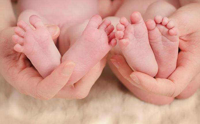 «Опытные врачи были откровенно шокированы»: Женщина родила дважды в месяц